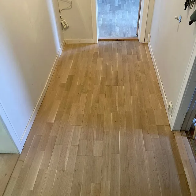 Nyousset og rent tregulv i gang
