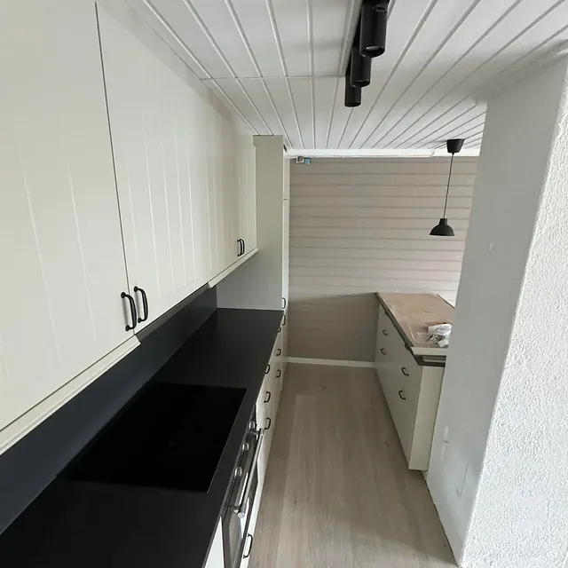 Moderne nytt kjøkken i hvitt og svart