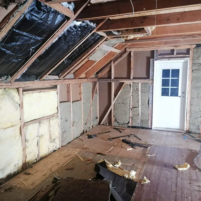 Veggpaneler er fjernet for renovering i rom med skråtak