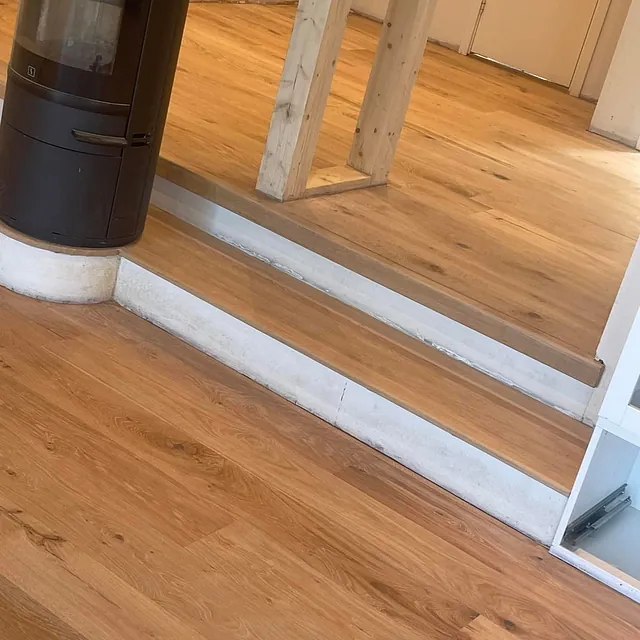Slitt og skittent tregulv med trappetrinn 